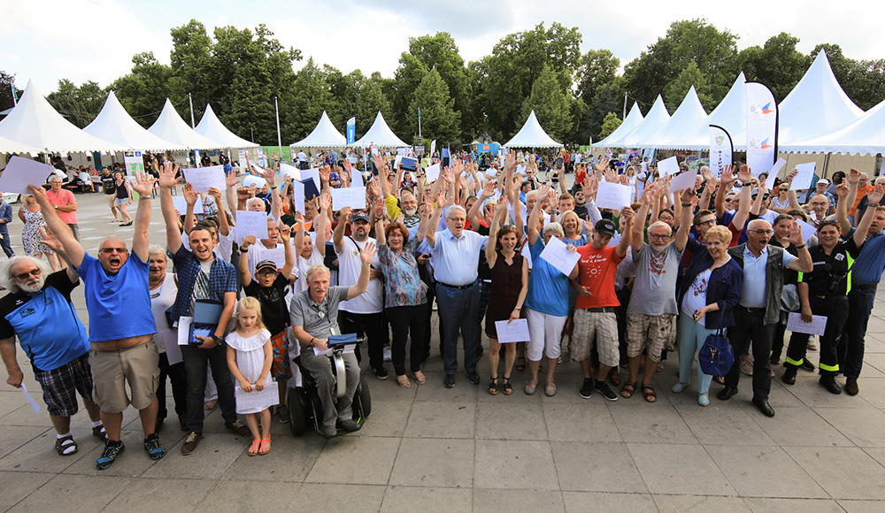 Photo de groupe lors de la fête du bénévolat, le 2 juin 2018 à Colmar