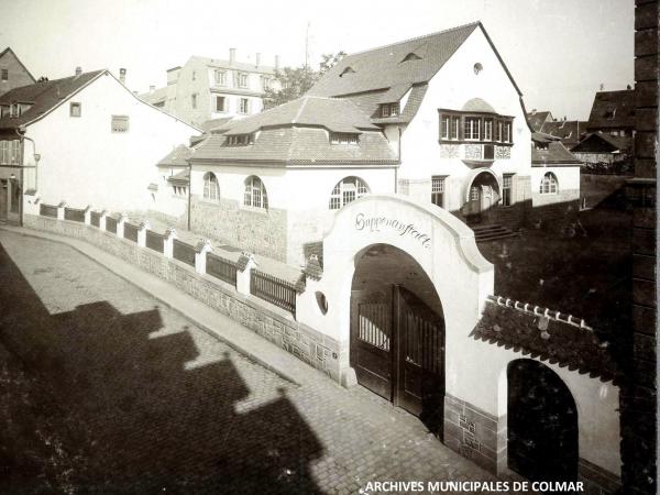 Ancienne soupe populaire. Inaugurée en 1906. C'est aujourd’hui le bâtiment des archives municipales de Colmar
