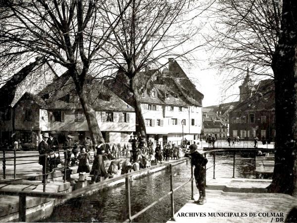 Lavandières sur le quai de la Sinn - début XXe siècle